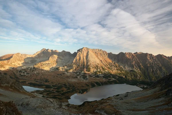 Hoge toppen van de Tatra bergen bij dageraad — Stockfoto