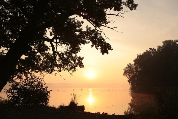 Salida del sol sobre el lago — Foto de Stock