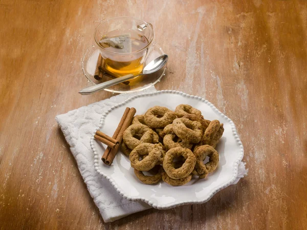 Cinnamon cookie with cup of tea — Stock Photo, Image