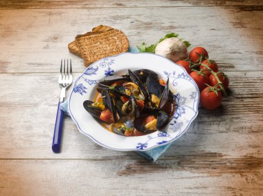 Midye çorbası kızarmış ekmek ile