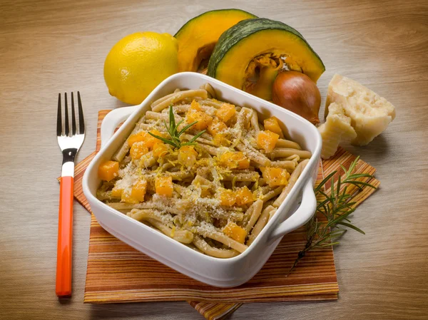 Casarecce de massa com abóbora, casca de limão e queijo parmesão — Fotografia de Stock