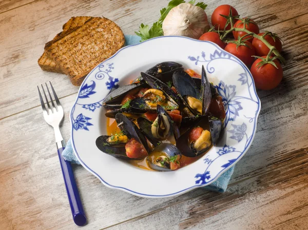 Zuppa di cozze con pane tostato — Foto Stock