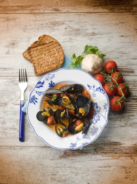Mussel soup with toasted bread — Stock Photo, Image
