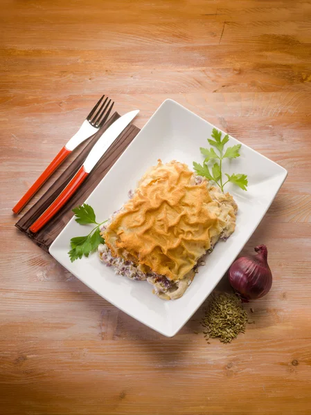 Focaccia with carasau bread ricotta onions and fennel seed — Stock Photo, Image