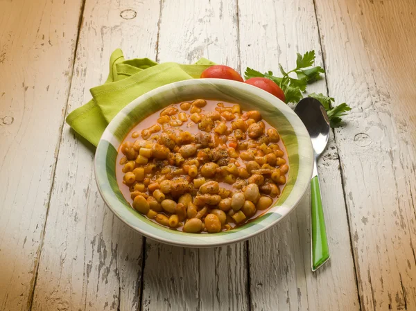 Těstoviny s fazolemi, tradiční italský recept — Stock fotografie