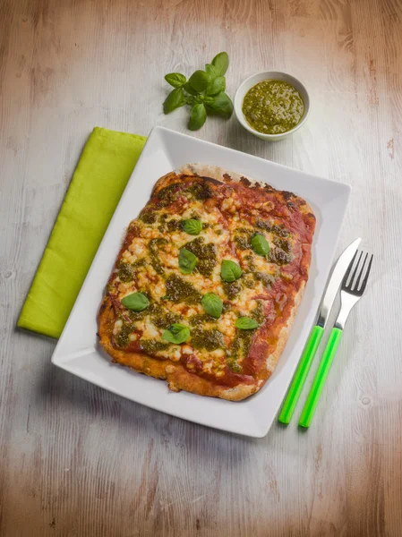 Pizza fatta in casa con salsa di pesto — Foto Stock