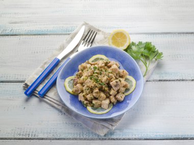 Kılıçbalığı enginar ve maydanoz ile