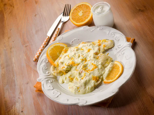 Chicken with orange and yogurt sauce — Stock Photo, Image