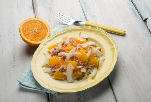 Салат с тунцом фенхель и нарезанный апельсин — стоковое фото