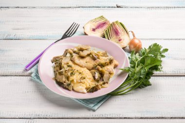 sotelenmiş enginar ile fileto balık