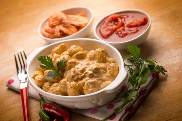 Gnocchi with shrimp sauce and tomatoes — Stock Photo, Image