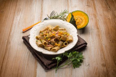 pastırma ve kabak ile makarna