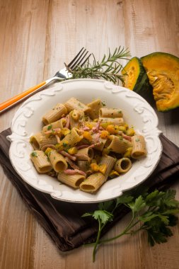 pastırma ve kabak ile makarna