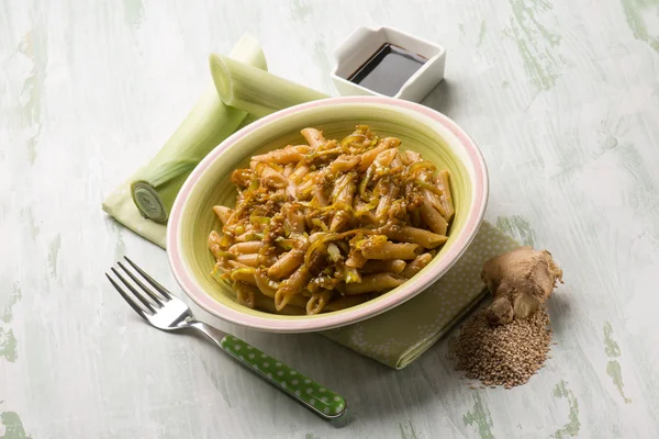 Oosterse pasta met prei zaad gember en soja sesamsaus — Stockfoto