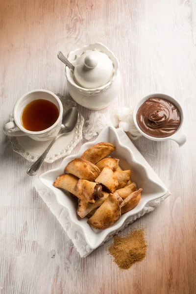 Xícara de chá e biscoito recheado com creme de chocolate — Fotografia de Stock