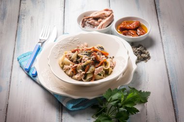 ton balıklı makarna kurutulmuş domates ve Kapari