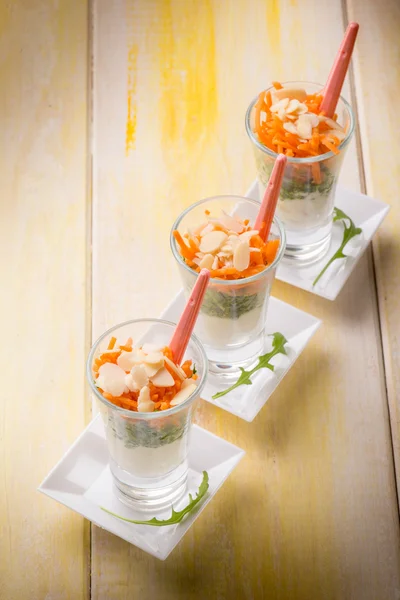Przekąski z ricotta rukola marchew i pokrojoną migdałowy — Zdjęcie stockowe