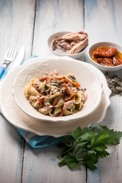 Nudeln mit Thunfisch getrockneten Tomaten und Kapern — Stockfoto