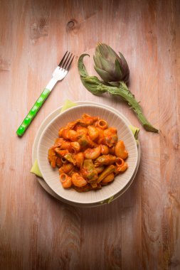 enginar ve domates soslu makarna