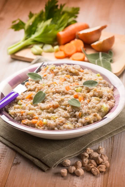 Risotto de cebada con garbanzos y verduras, enfoque selectivo — Foto de Stock