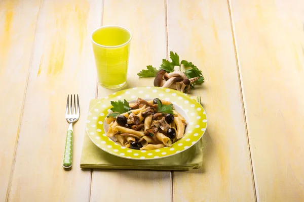 Pasta met paddestoelen en zwarte olijven — Stockfoto