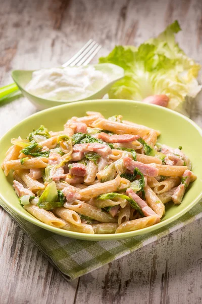 Pasta con insalata di pancetta e salsa alla panna, attenzione selettiva — Foto Stock