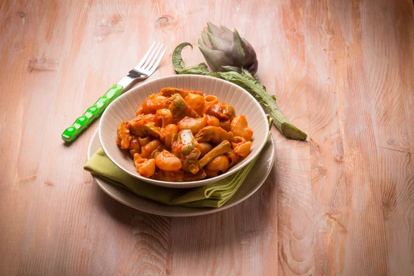 Pasta med kronärtskocka och tomater sås — Stockfoto