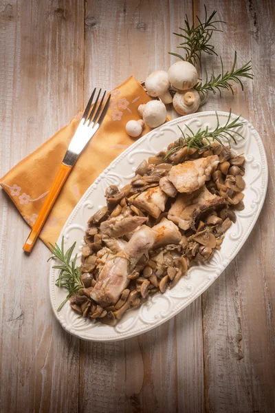 Pollo con setas salteadas — Foto de Stock