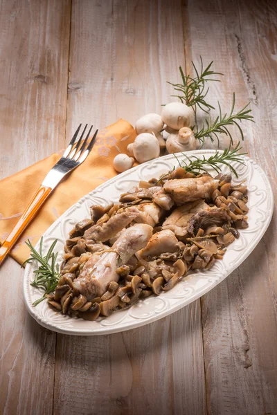 Pollo con setas salteadas — Foto de Stock