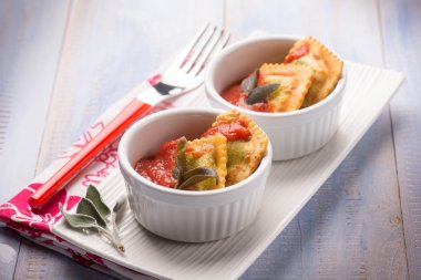 seçici odak domates soslu kızarmış mantı