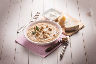 Risotto gongorzola fındık ve krema sos ile