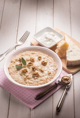 Risotto gongorzola fındık ve krema sos ile