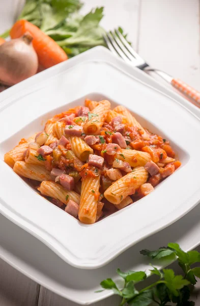 Makarna domates sosu ve pastırma, seçici odak ile — Stok fotoğraf