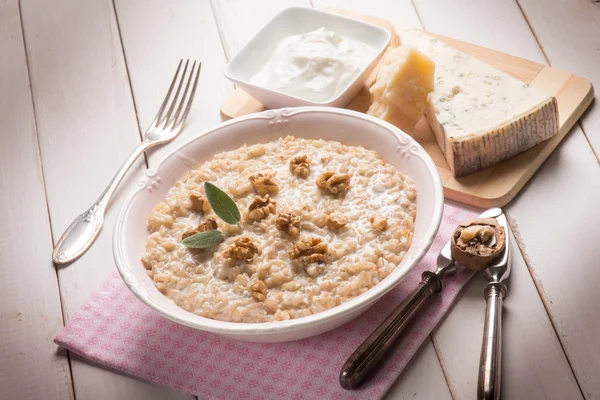 Risotto med gongorzola nötter och gräddsås — Stockfoto