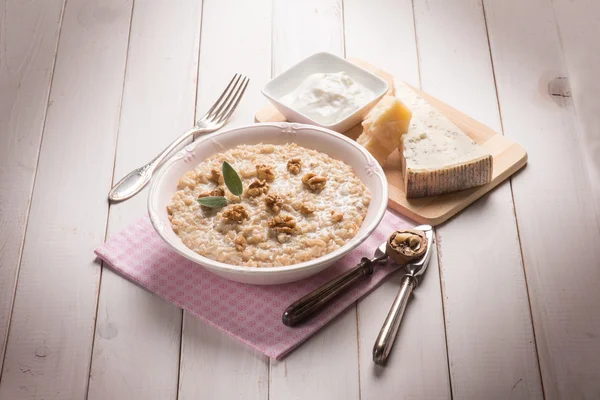 Risotto mit Gonorzola-Nüssen und Sahnesoße — Stockfoto