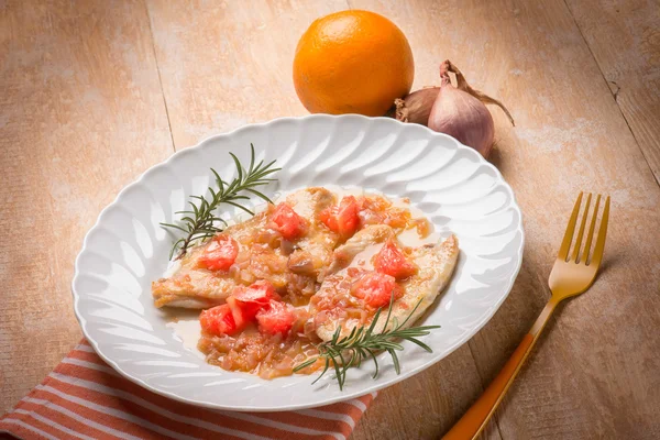 Schnitzel mit Schalotte und Grapefruit — Stockfoto