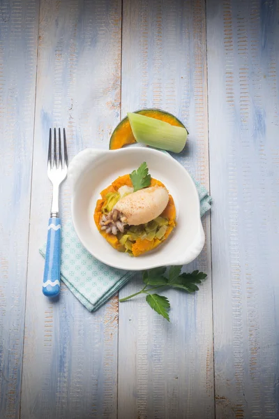 Sepia with steamed pumpkins and leek salad — Stock Photo, Image