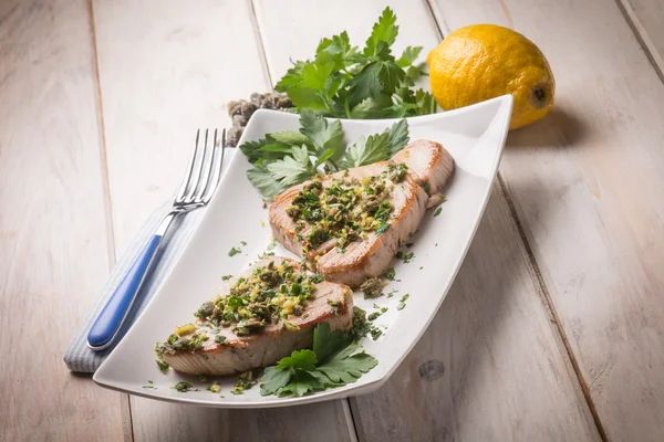 Gegrillter Thunfisch mit Kapern und Zitronenschale — Stockfoto