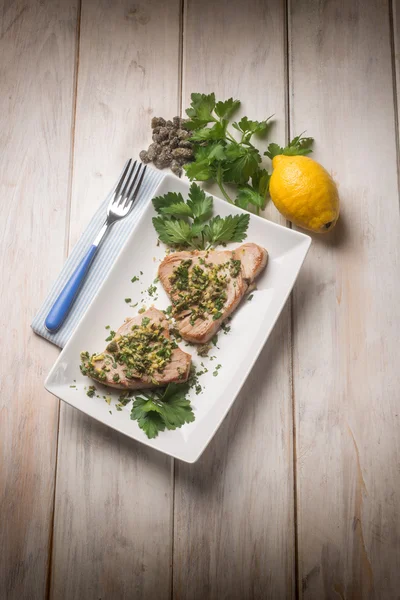 Gegrilde tonijn met caper en citroen schil — Stockfoto