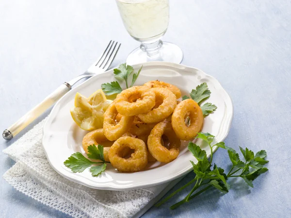 Rings squid with parsley and lemon — Stock Photo, Image