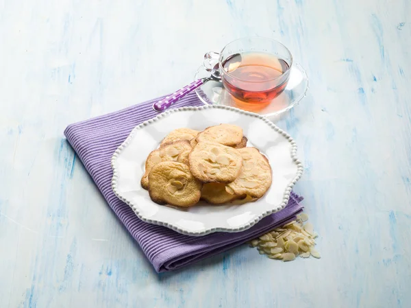 Biscoitos de amêndoa com chá — Fotografia de Stock