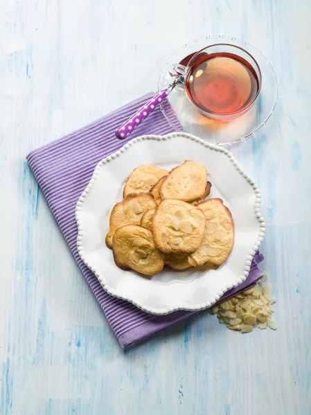 Biscoitos de amêndoa com chá — Fotografia de Stock