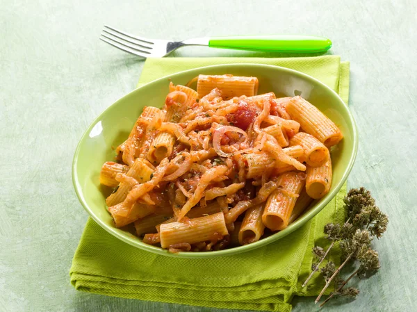 Makaron z bakłażany i pomidory pachino — Zdjęcie stockowe