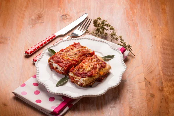 Lasaña italiana con salsa de tomates — Foto de Stock
