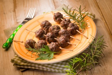 köfte şişler otlar ile