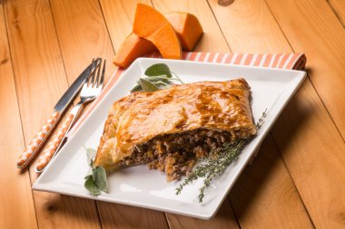 Kıyılmış et kabak ve otlar ile doldurulmuş strudel