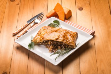 Kıyılmış et kabak ve otlar ile doldurulmuş strudel