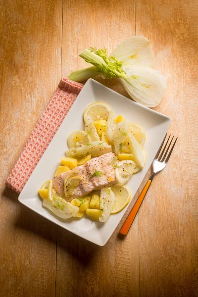 Salmão com erva-doce e batatas — Fotografia de Stock