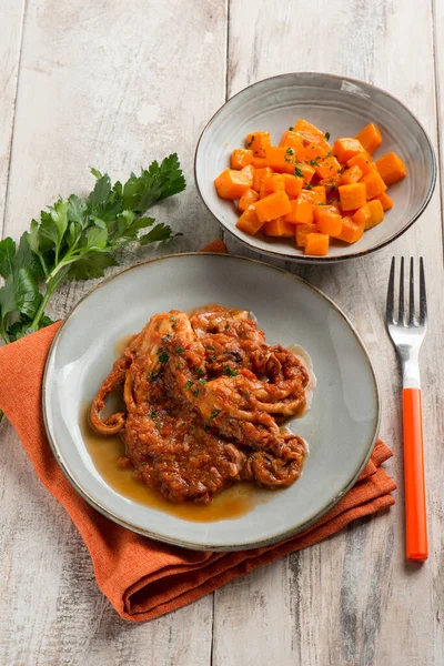 Babybläckfisk Med Tomatsås Och Pumpasallad — Stockfoto