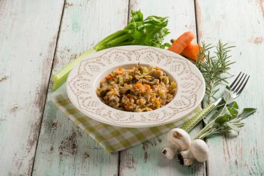 Mantar enginarlı kızarmış pirinç ve havuç.